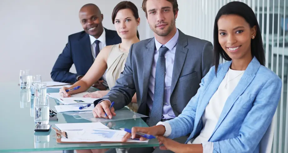 Profissionais de terno em reunião de trabalho